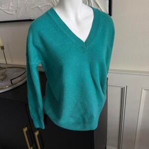 Teal green J.Crew V-neck cashmere sweater #preppy